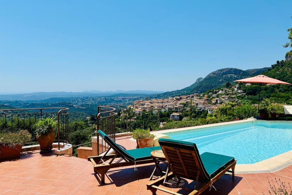 Villa Panorama Saint-Jeannet Swimming pool Sea and mountain views Villa in French Riviera