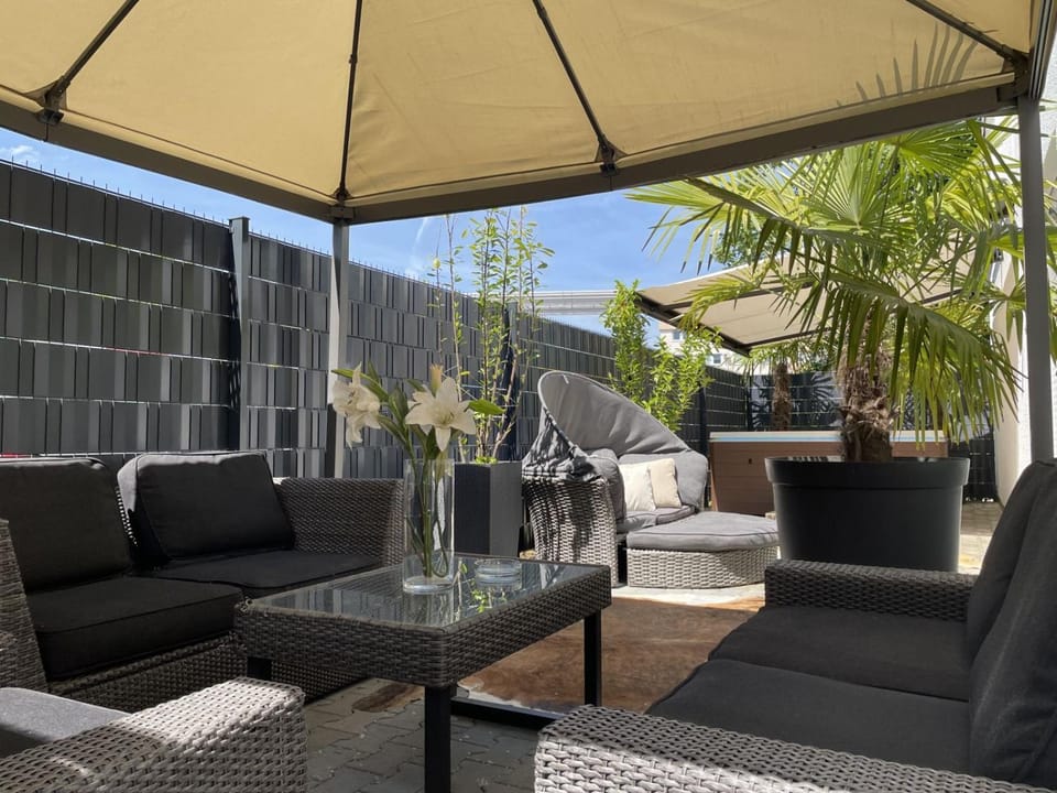 Refugium - Design Apartment with Private Whirlpool & Terrace by Fetischhaus Wiesbaden Apartment in Wiesbaden