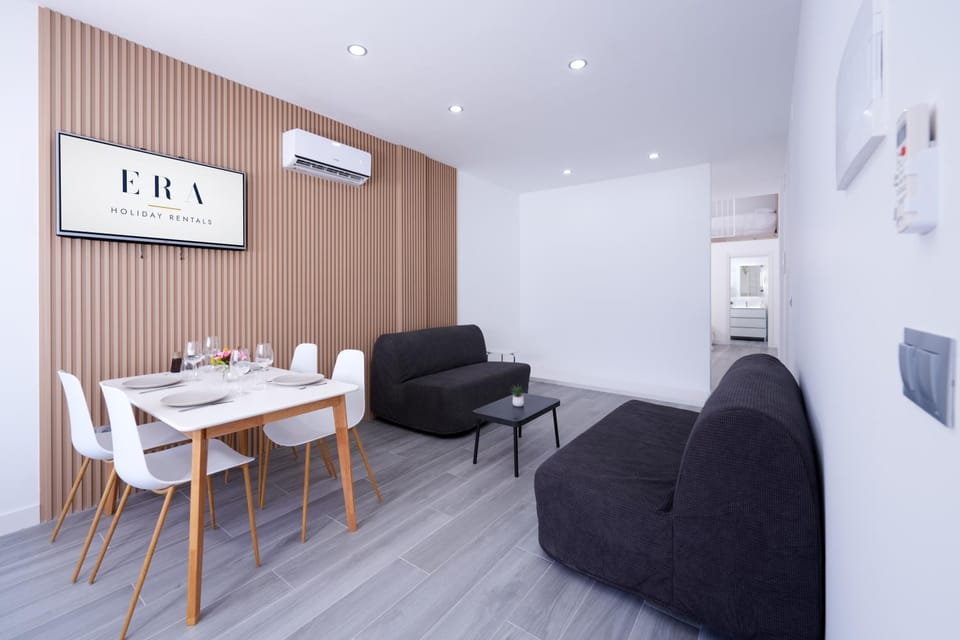 TV and multimedia, Living room, Seating area, Dining area, air conditioner