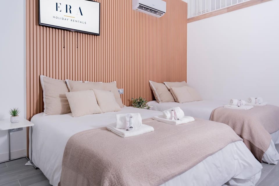 Bed, Photo of the whole room, Bedroom, towels, air conditioner