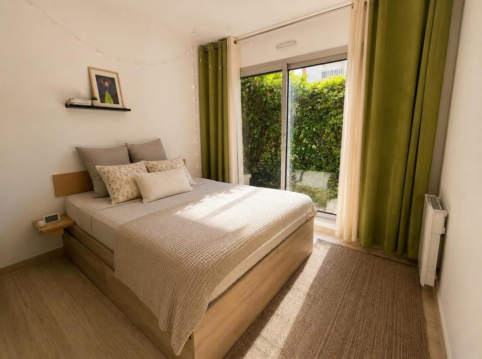 Apartment with private garden, swimming pool, and tennis court Apartment in Antibes