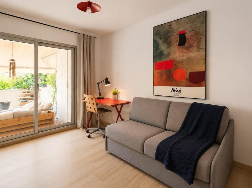 Apartment with private garden, swimming pool, and tennis court Apartment in Antibes