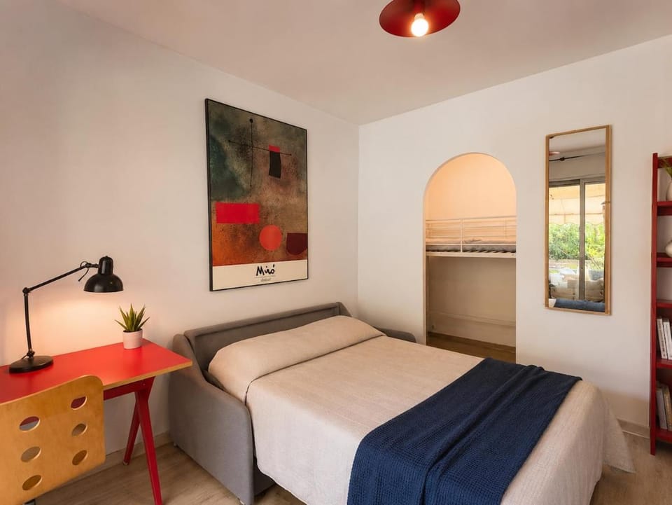 Apartment with private garden, swimming pool, and tennis court Apartment in Antibes