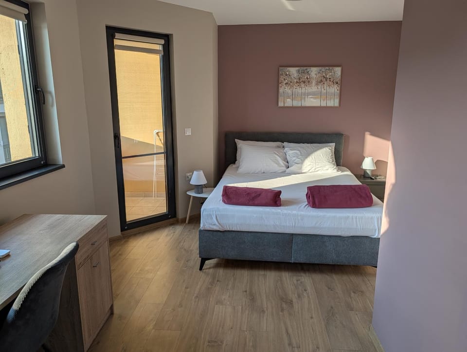 Bed, Bedroom, towels
