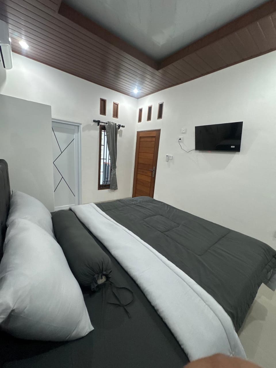 Bed, TV and multimedia, Bedroom