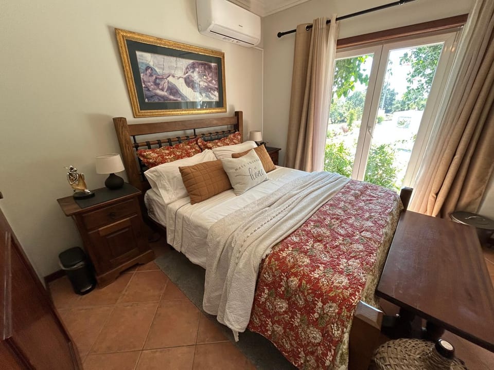 Bed, Bedroom, Garden view