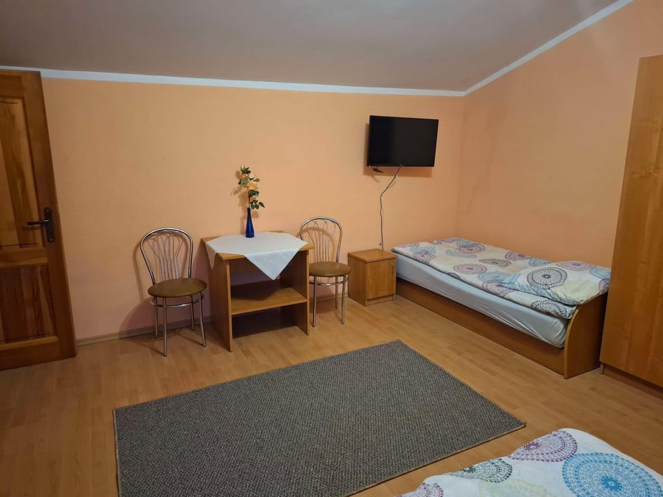 Bed, TV and multimedia, Photo of the whole room