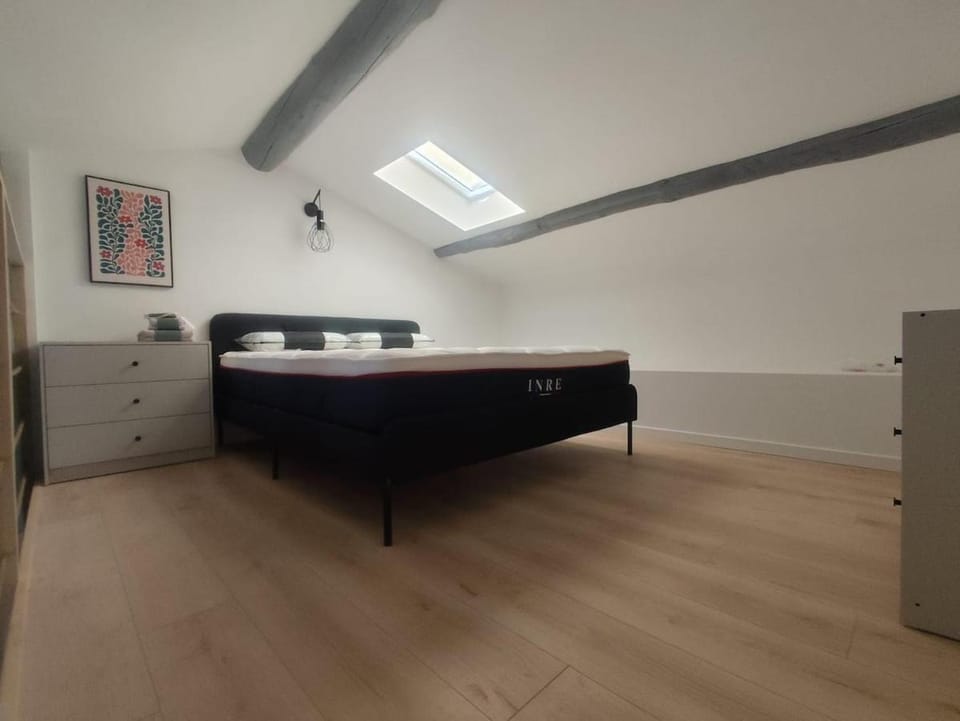 Photo of the whole room, Bedroom