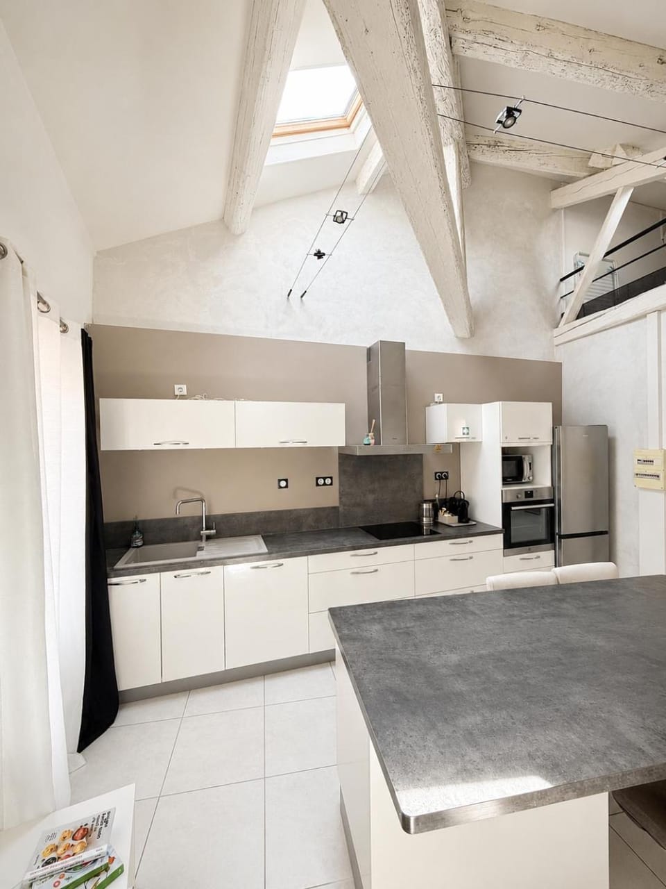 Coffee/tea facilities, dishwasher, oven, stove, toaster