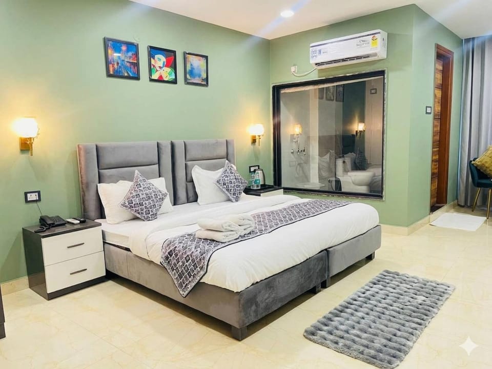 Bed, Living room, Photo of the whole room, Seating area, Bedroom, wardrobe, air conditioner
