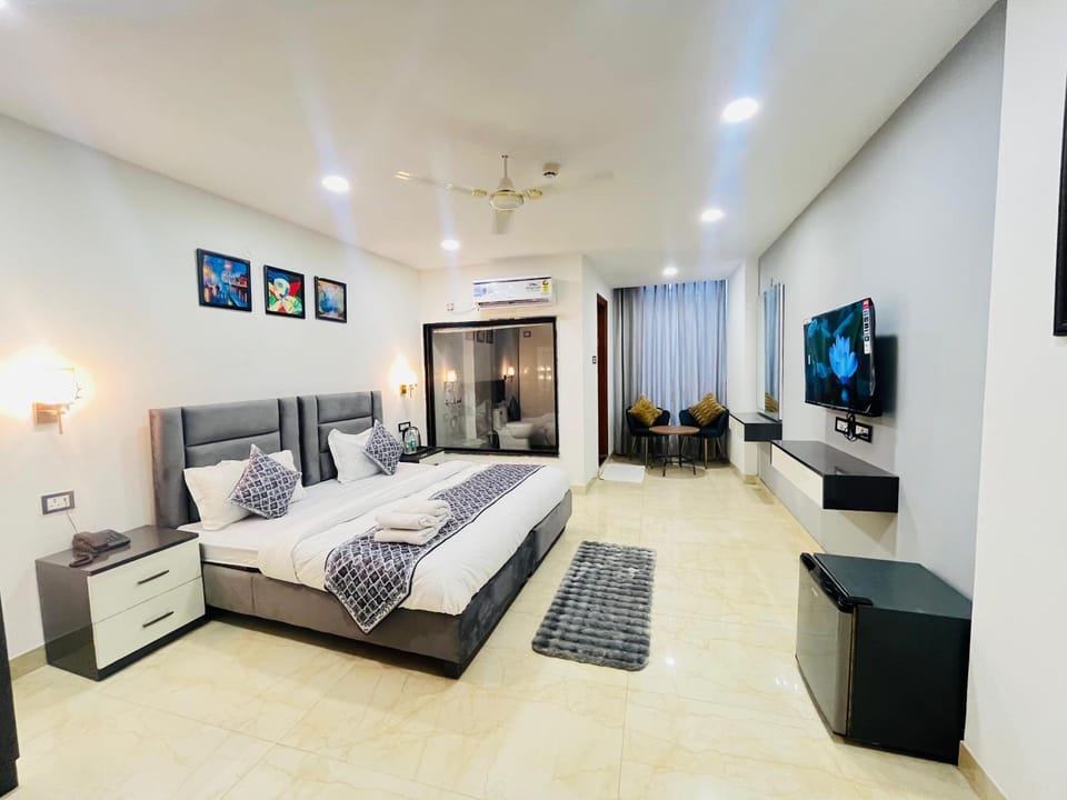 Communal lounge/ TV room, Bed, TV and multimedia, Living room, Photo of the whole room, Seating area, Evening entertainment, Bedroom, fireplace