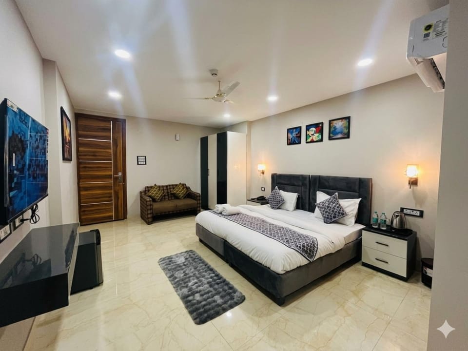 Communal lounge/ TV room, Bed, TV and multimedia, Living room, Photo of the whole room, Seating area, Evening entertainment, Bedroom, fireplace, air conditioner