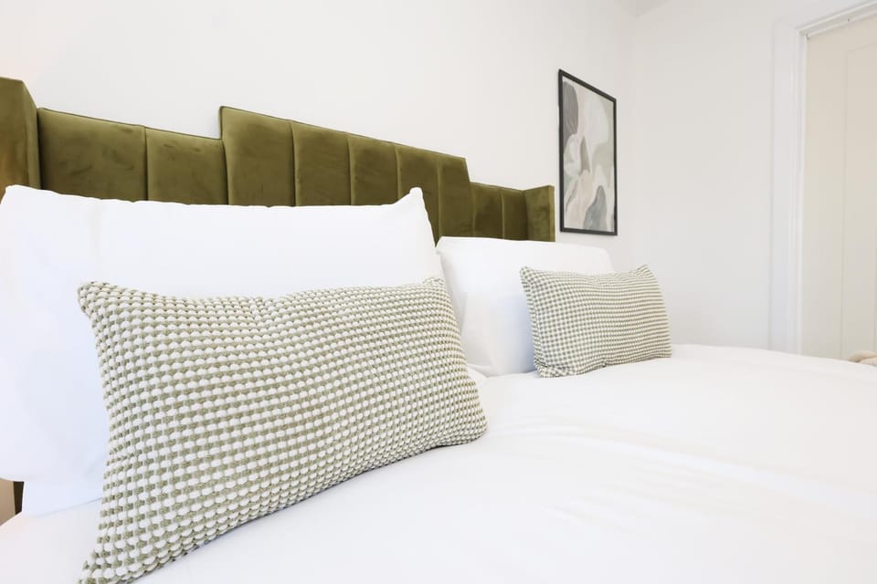New Modern Flats In Bridgend Town Centre - Great For Business Stays & Contractors By EKLIVING PARTNERS Apartment in Bridgend