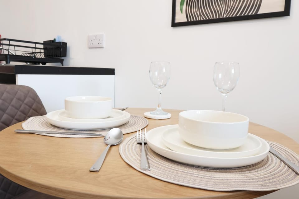 New Modern Flats In Bridgend Town Centre - Great For Business Stays & Contractors By EKLIVING PARTNERS Apartment in Bridgend