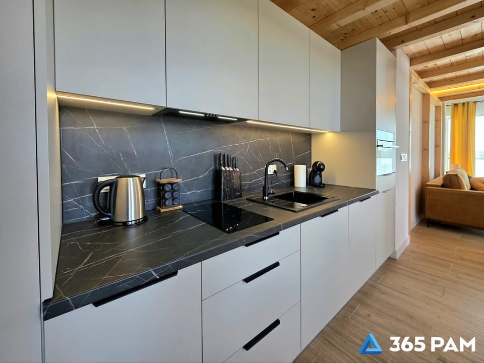 Coffee/tea facilities, Kitchen or kitchenette, stove