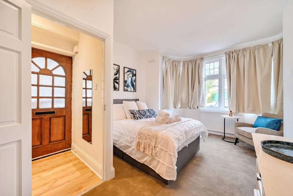 Bed, Photo of the whole room, Bedroom