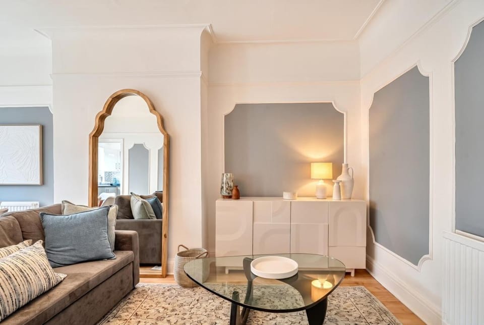 3-Bed Temple Fortune Flat, Sleeps 8, Parking Apartment in London