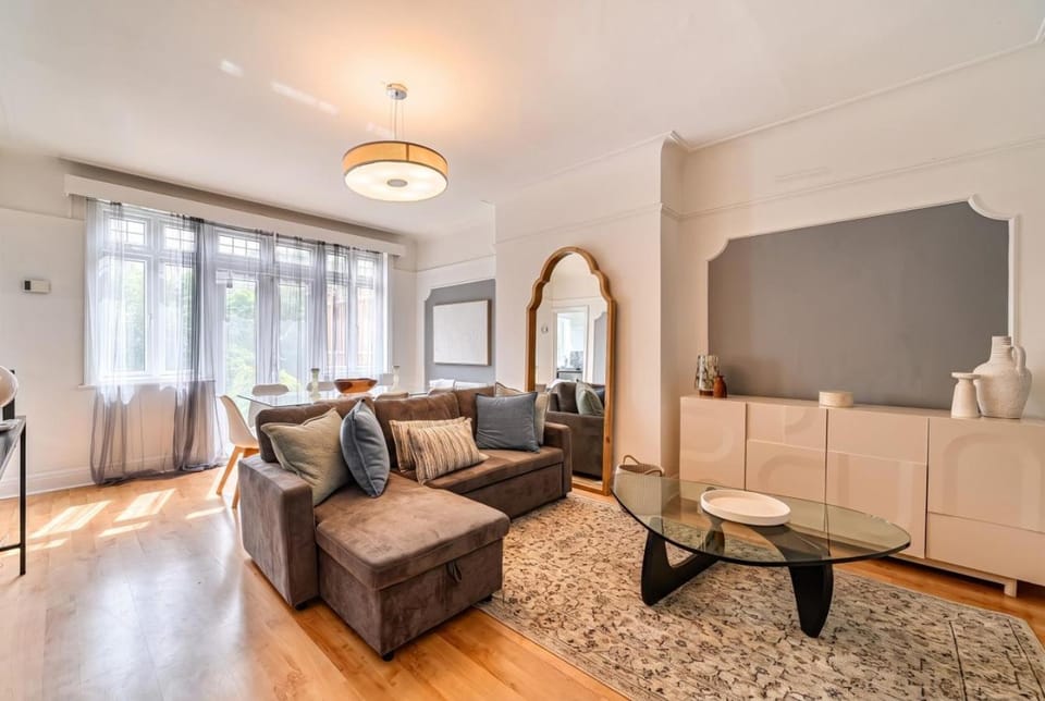 3-Bed Temple Fortune Flat, Sleeps 8, Parking Apartment in London