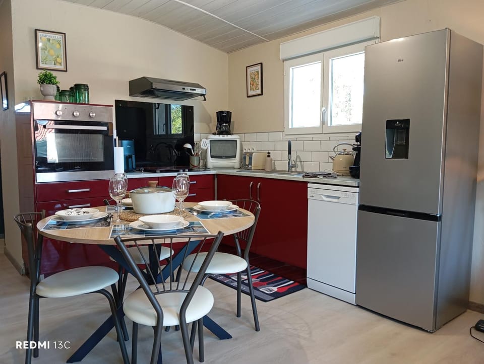 Kitchen or kitchenette, Dining area, dishwasher, oven, pet friendly, stove, toaster