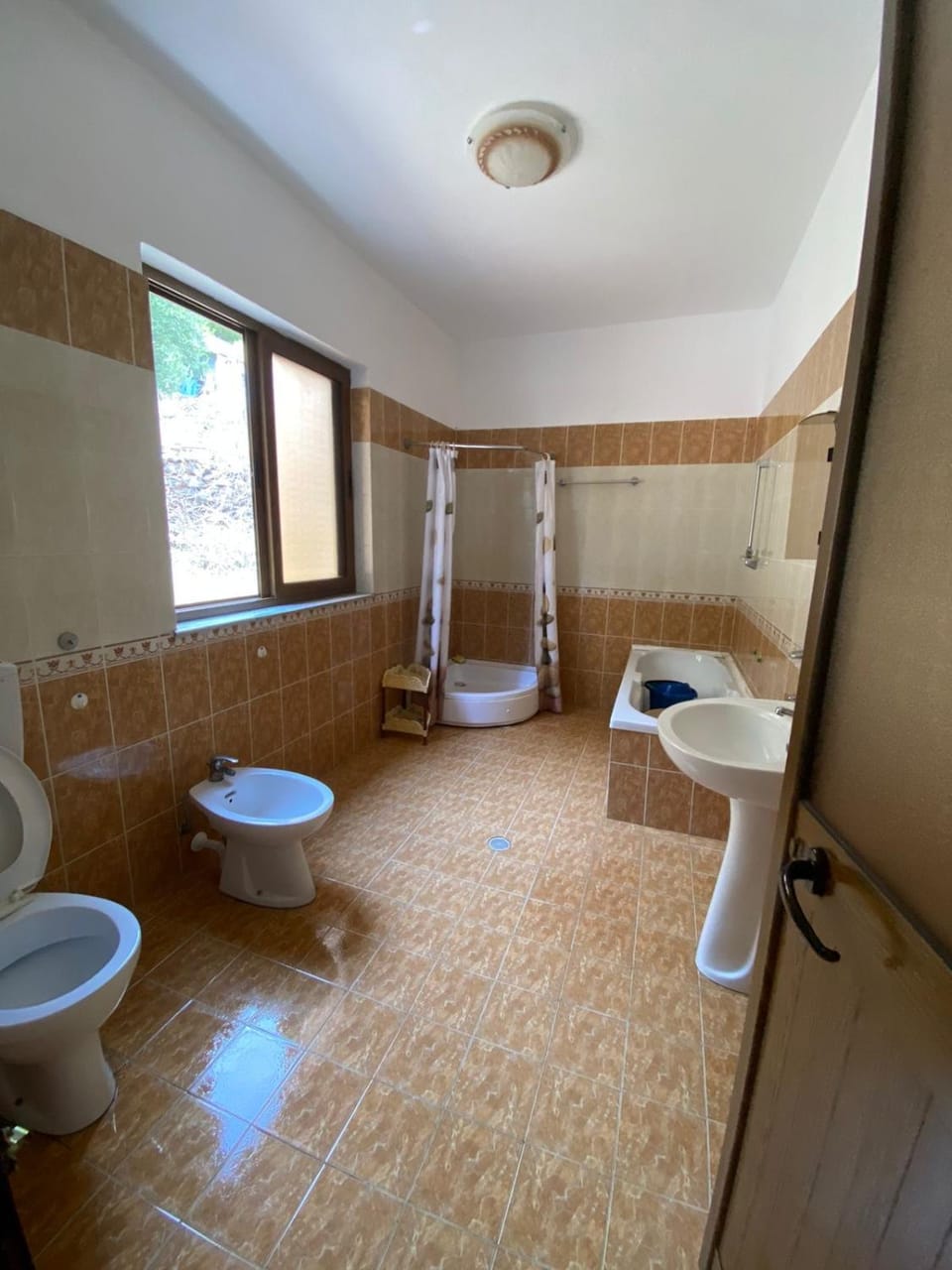 Shower, Toilet, Bathroom, bidet, towels