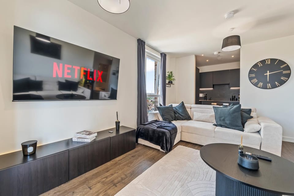 Chic Stay 2BR 2BA 4 Stops To Wembley Sleeps 8 Apartment in Harrow