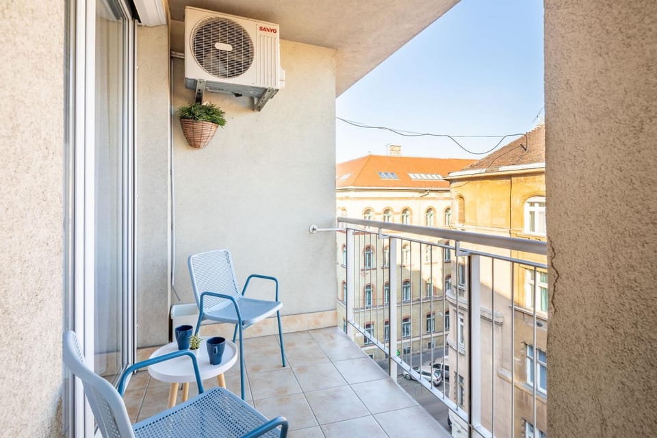 Very Central - Balcony - Sunny Apartment in Budapest