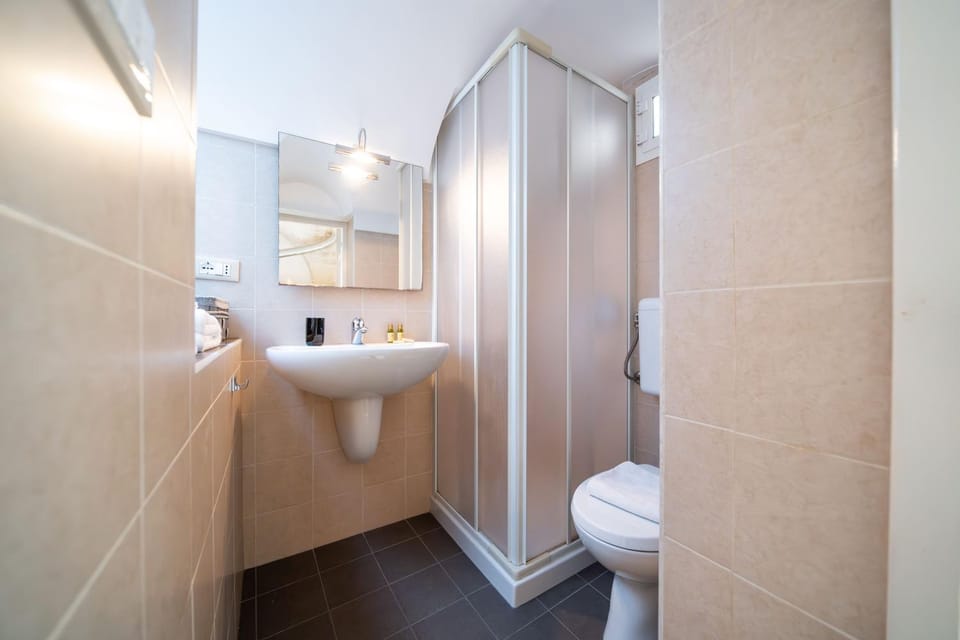 Shower, Bathroom, bidet, bidet, towels, towels