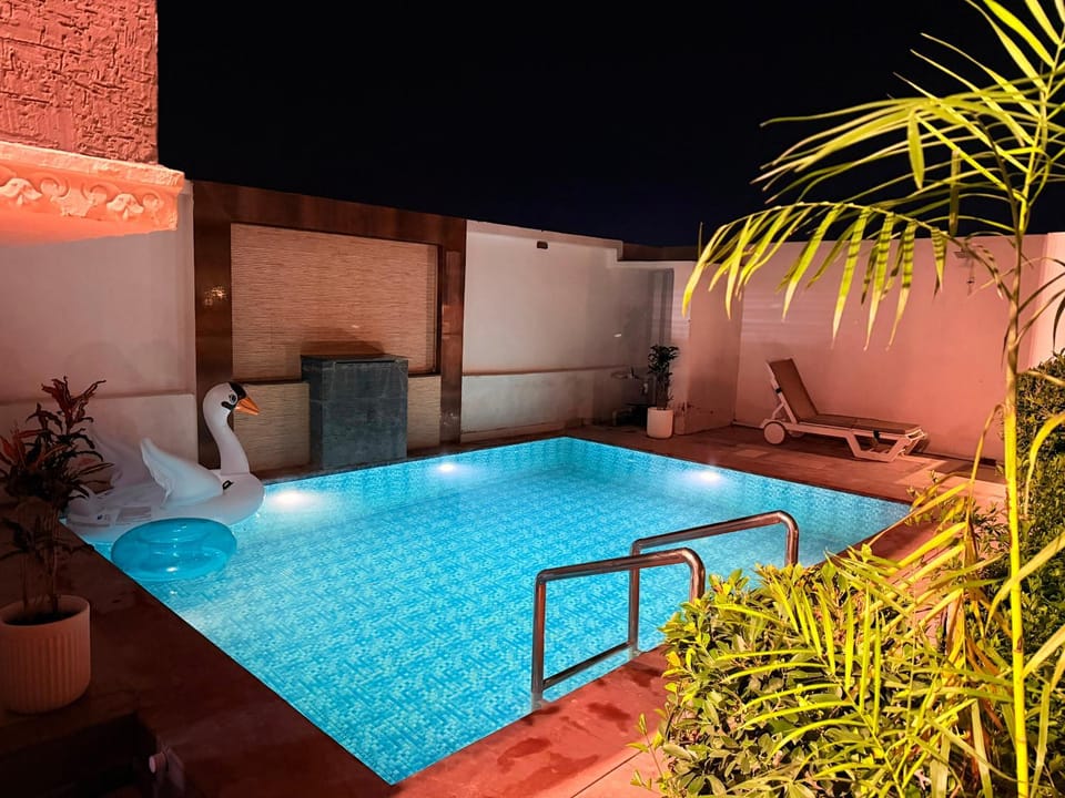 Swimming pool, sunbed