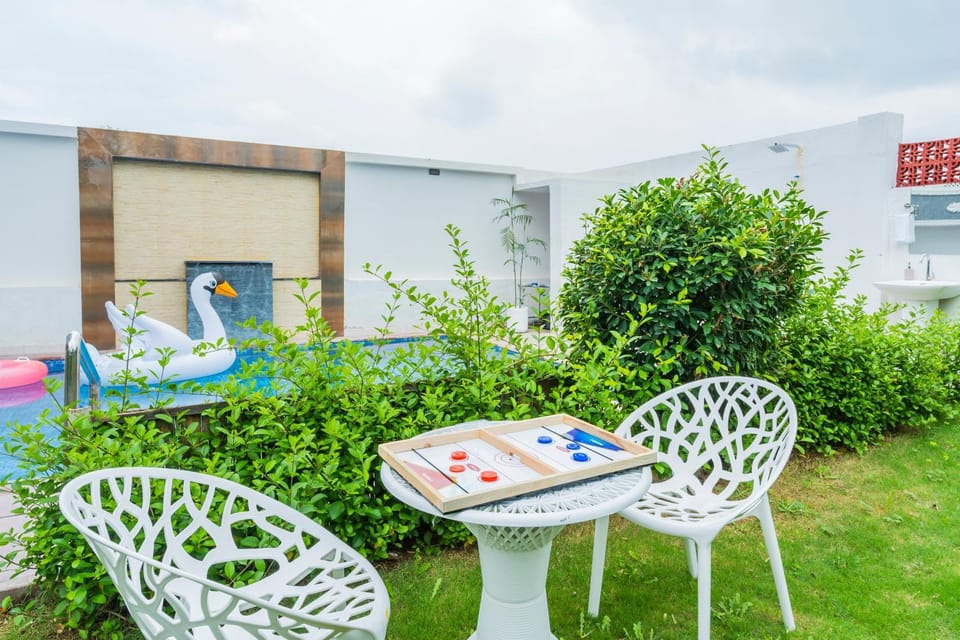 Communal lounge/ TV room, Garden view