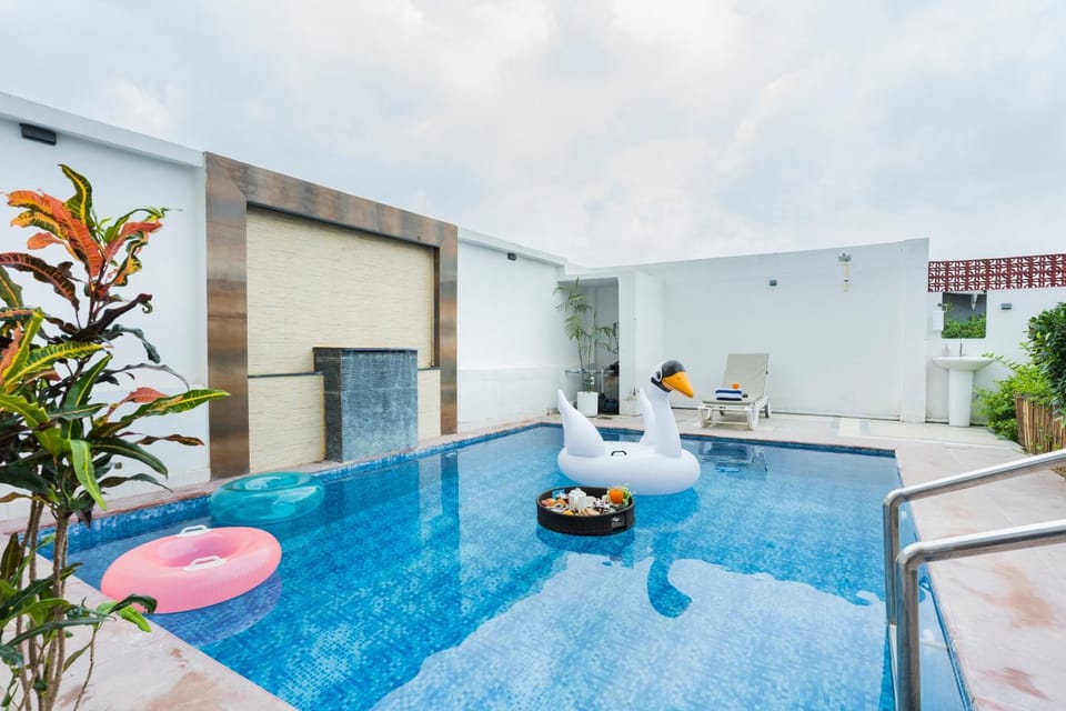 Pool view, Swimming pool, sunbed