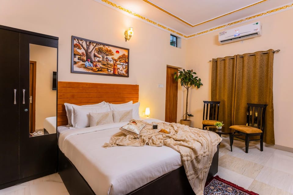 Photo of the whole room, Bedroom