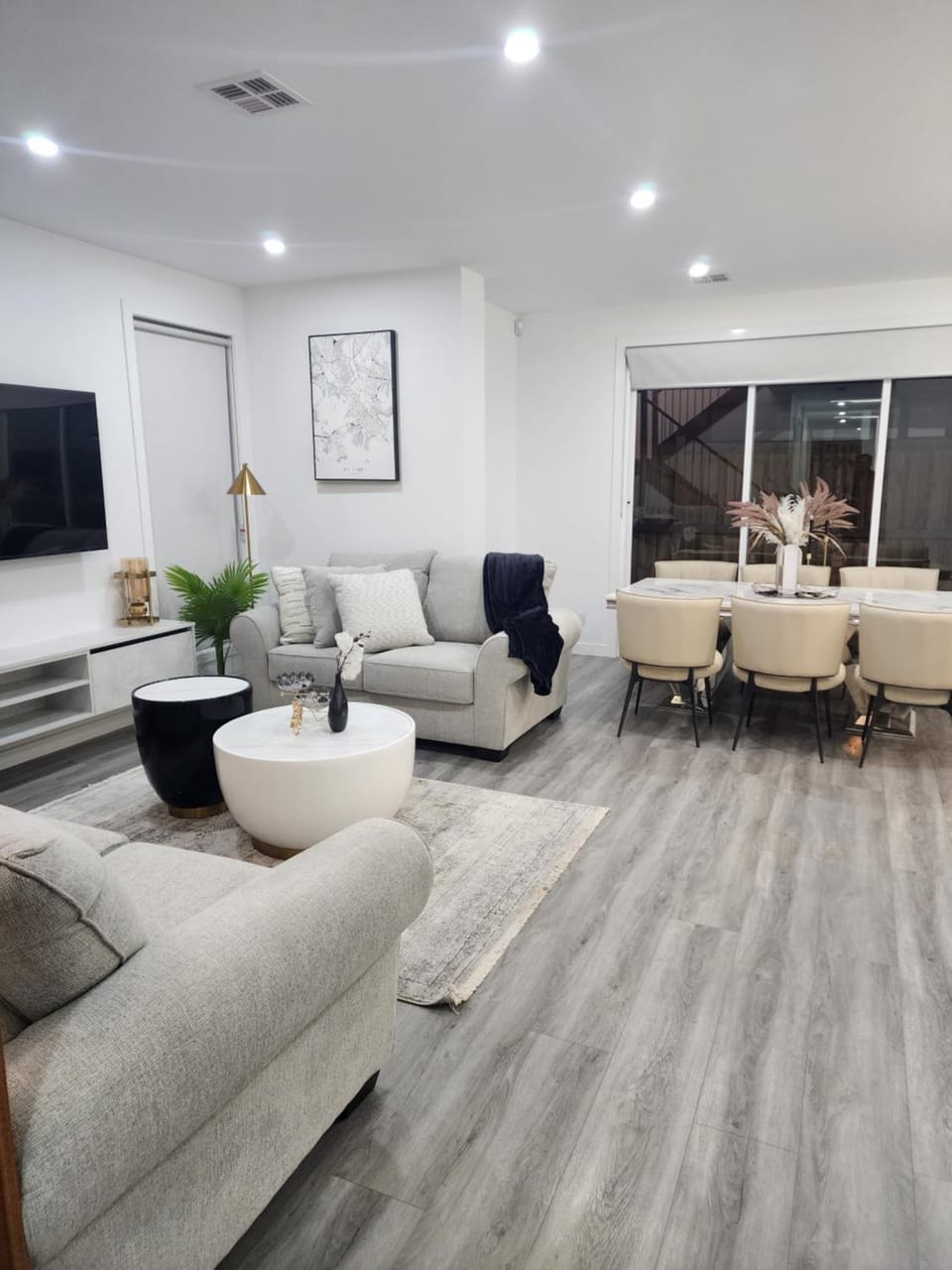 TV and multimedia, Living room, Seating area, Dining area