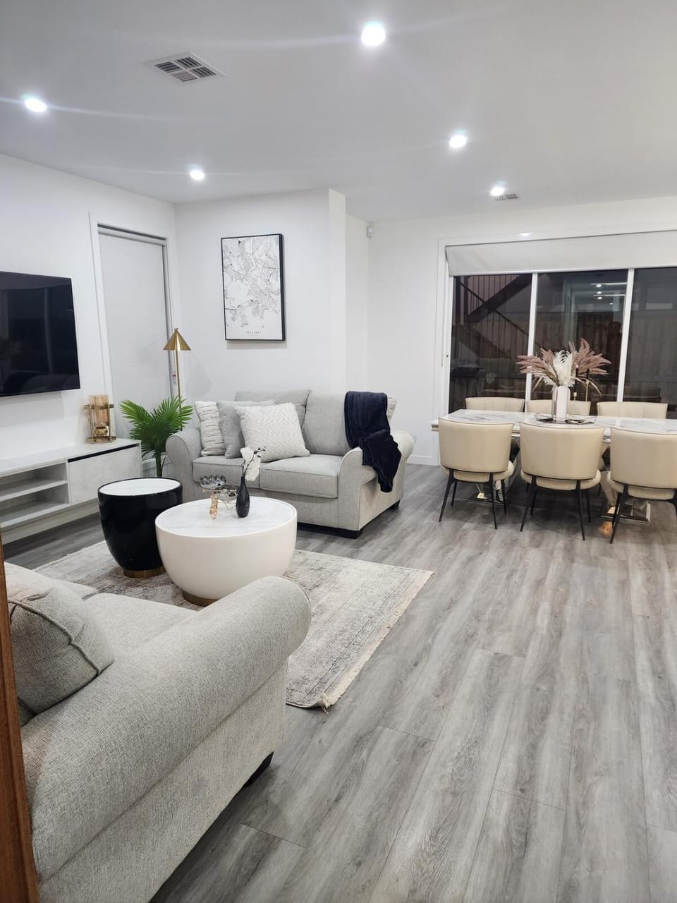 TV and multimedia, Living room, Seating area, Dining area