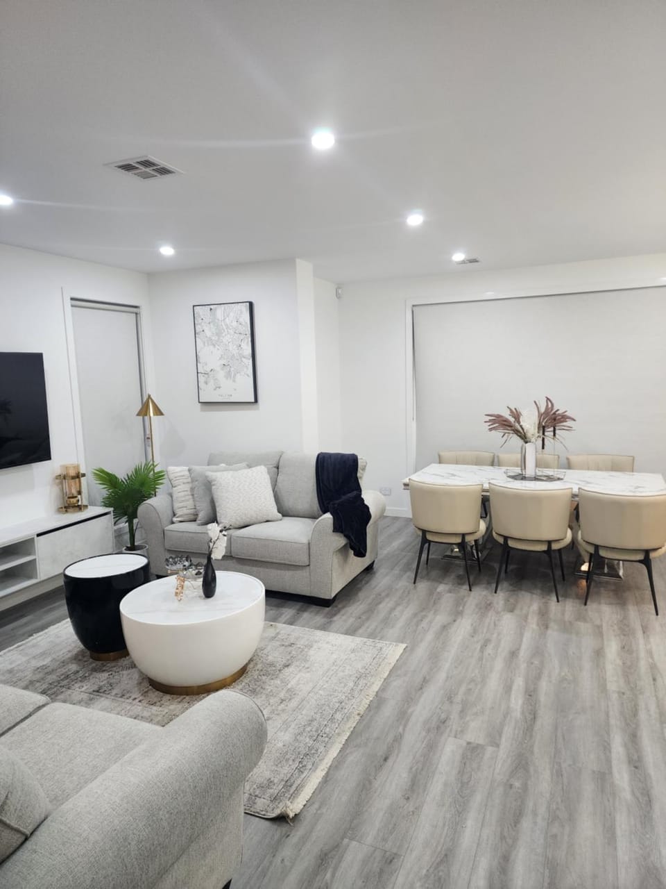 TV and multimedia, Living room, Seating area, Dining area