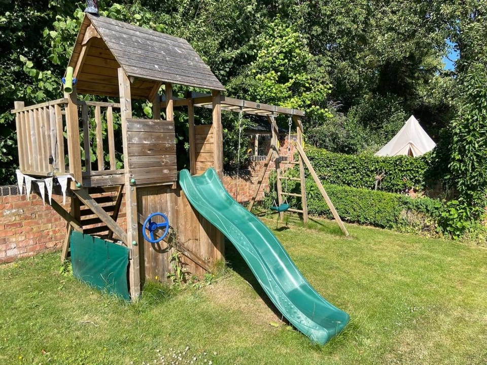16th Century cottage with heated pool & hot tub House in Malvern Hills District