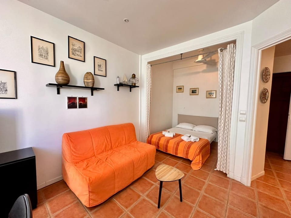 Bed, Living room, Photo of the whole room, Seating area, Bedroom