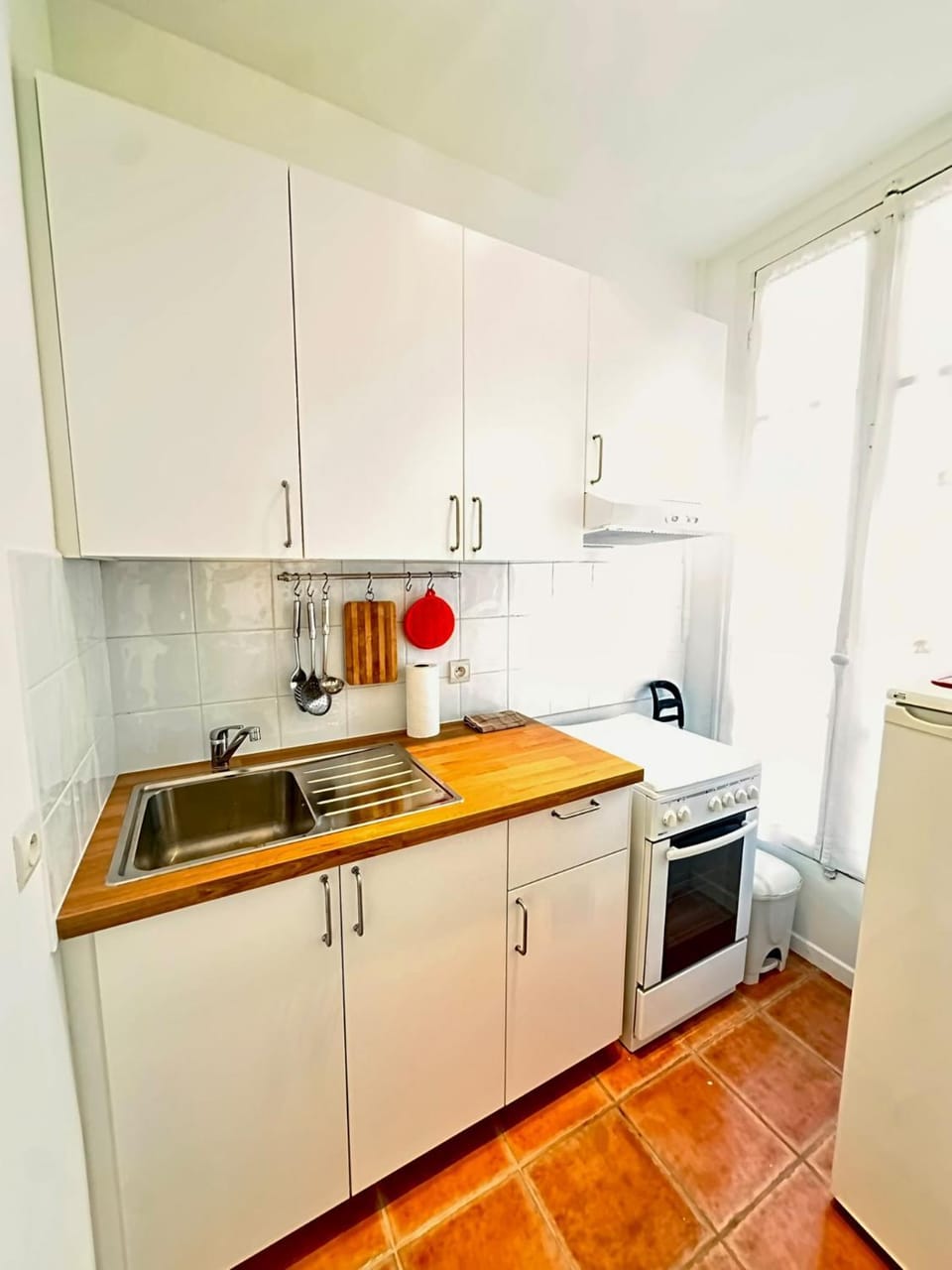 Kitchen or kitchenette, oven