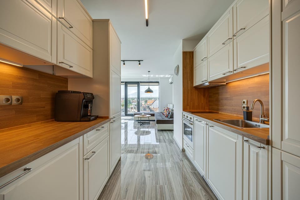 Coffee/tea facilities, Kitchen or kitchenette, dishwasher, oven, stove, toaster