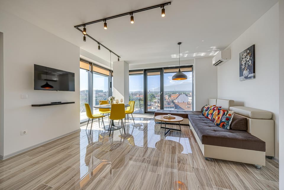 Communal lounge/ TV room, TV and multimedia, Living room, Seating area, Dining area, Evening entertainment, air conditioner