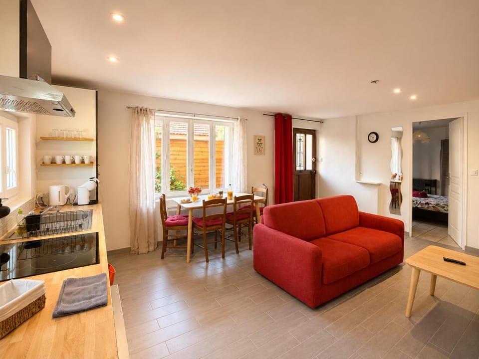 TV and multimedia, Kitchen or kitchenette, Living room, Seating area, Dining area, oven, stove