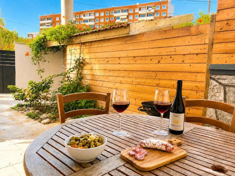 Patio, Day, Dining area