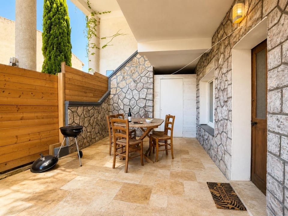 Patio, Day, Dining area