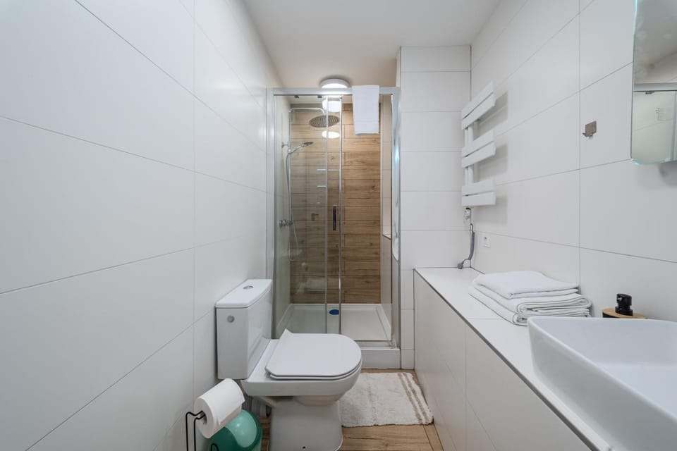 Shower, Toilet, Bathroom, towels