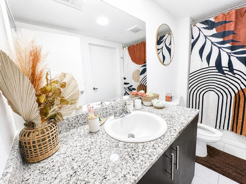 Solè SuiteRestaurants onsite minutes to 6 Flags Apartment in Douglasville