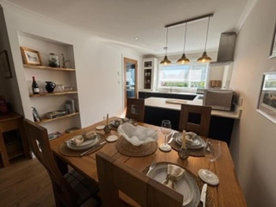 Kitchen or kitchenette, Decorative detail, Seating area, Dining area, microwave, minibar, stove, acessibility