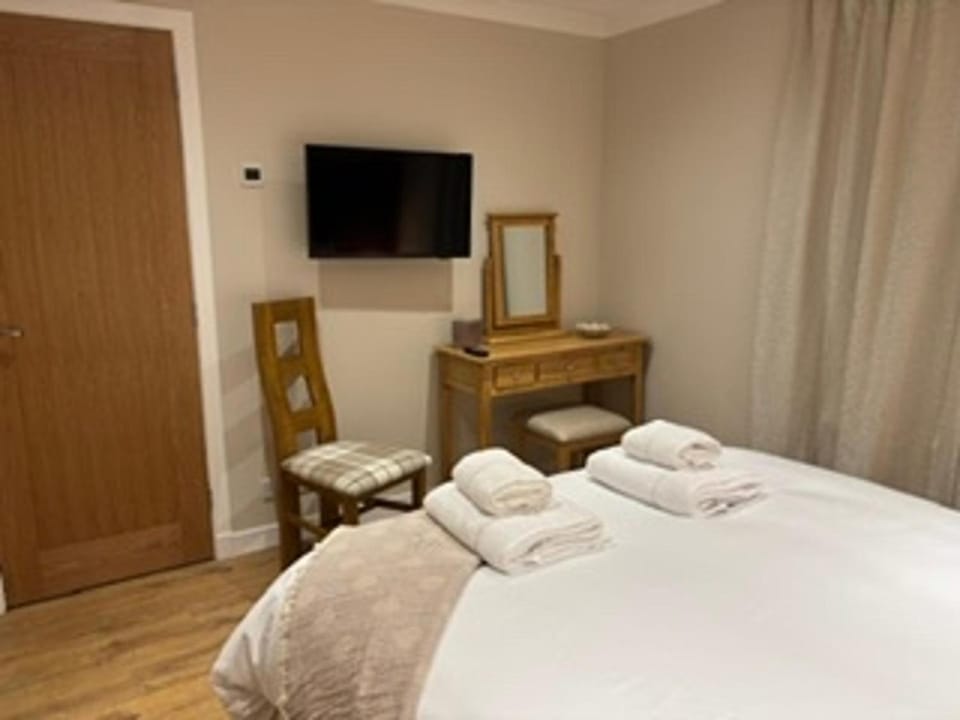 Bed, TV and multimedia, Photo of the whole room, Seating area, Bedroom, towels