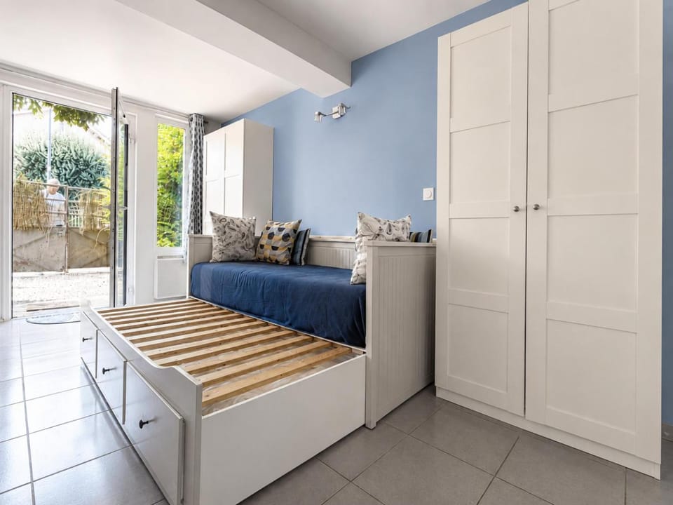 Bed, Night, Living room, Seating area, internet, wardrobe