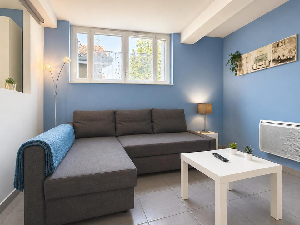 Day, Living room, Seating area, internet