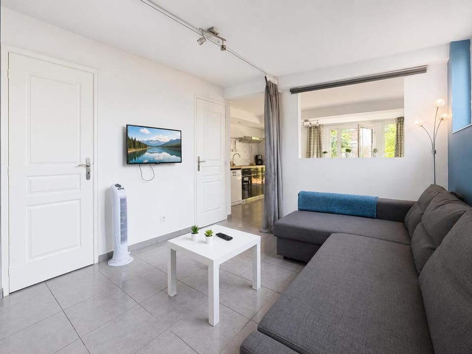 Day, TV and multimedia, Living room, Seating area, internet