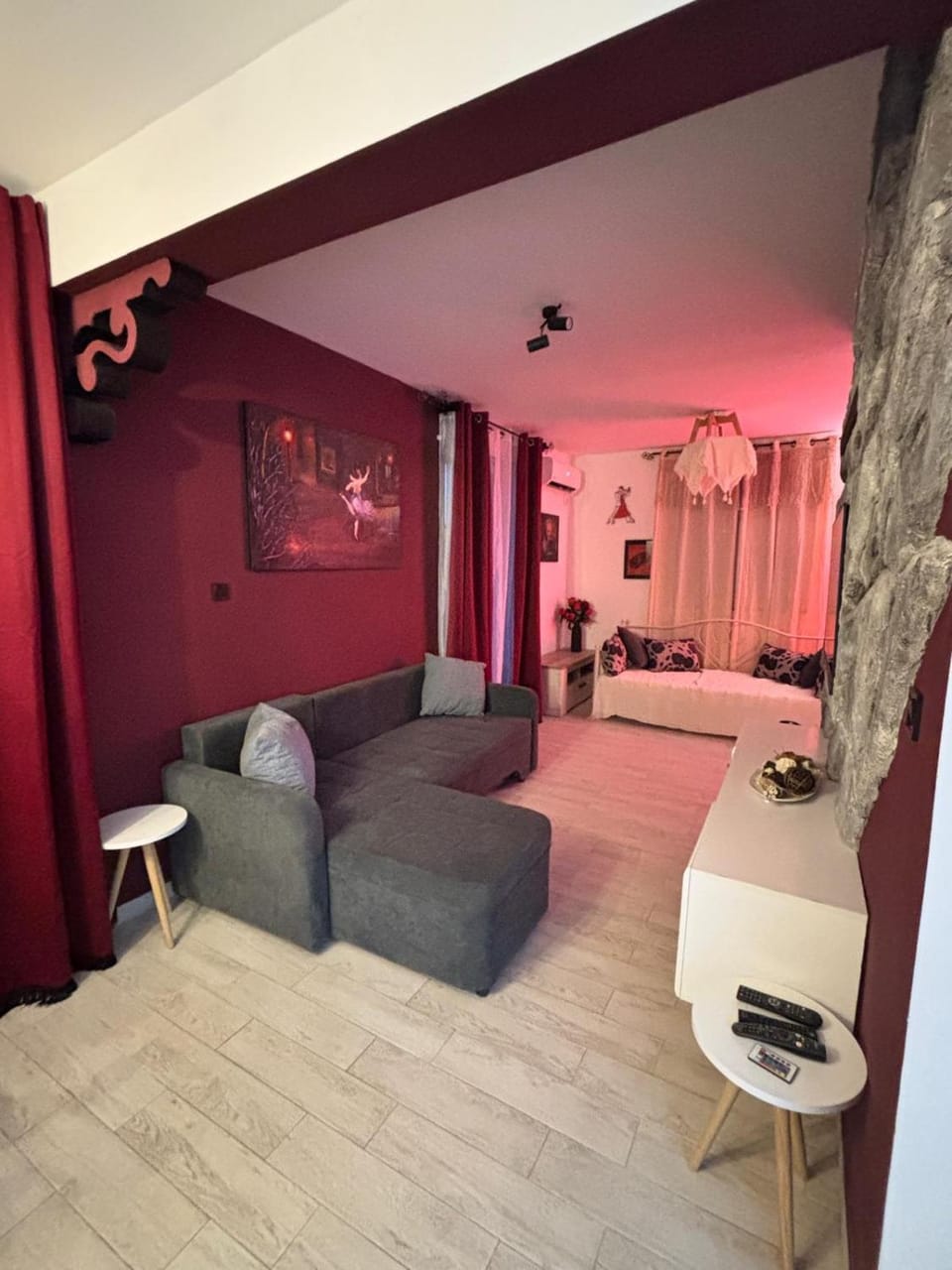 Bed, TV and multimedia, Living room, Photo of the whole room, Seating area, Bedroom
